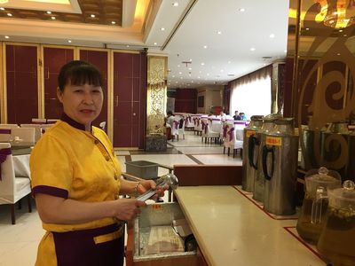年輕面孔難覓，銀發身影成景 餐飲業服務崗的“年齡斷層”與轉型